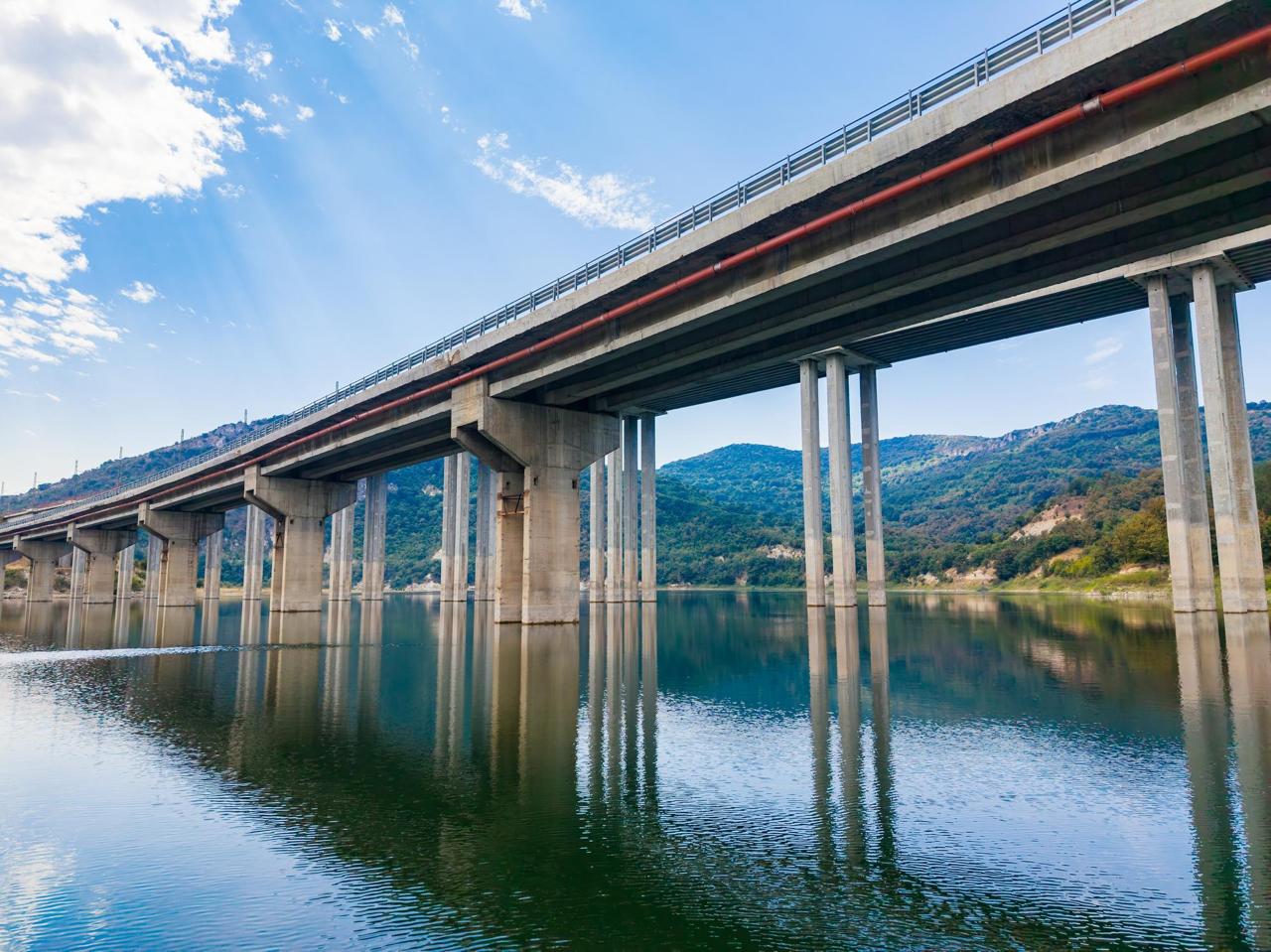 Puente de concreto sobre un cuerpo de agua