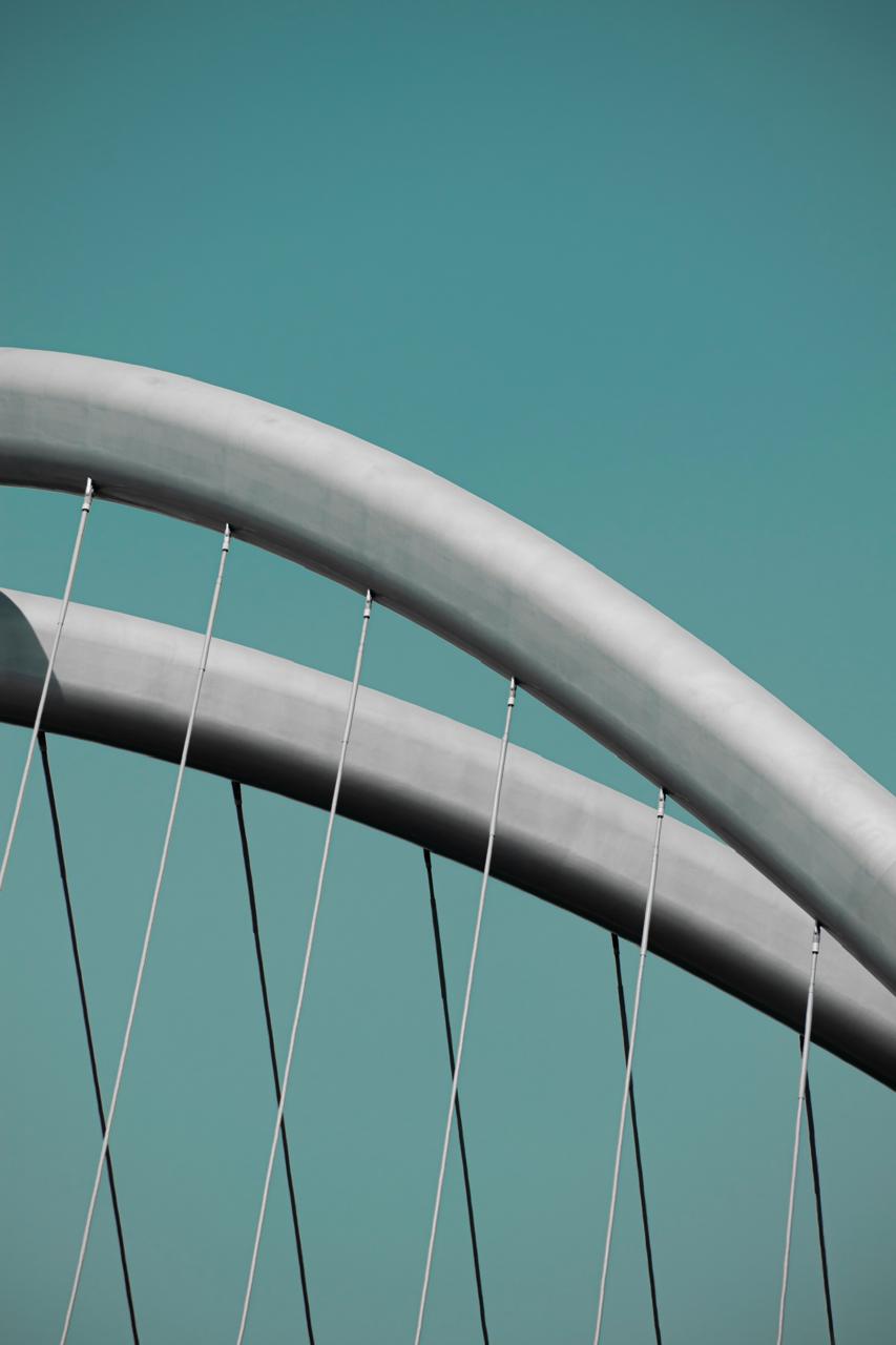 Arcos metálicos tensados contra el cielo