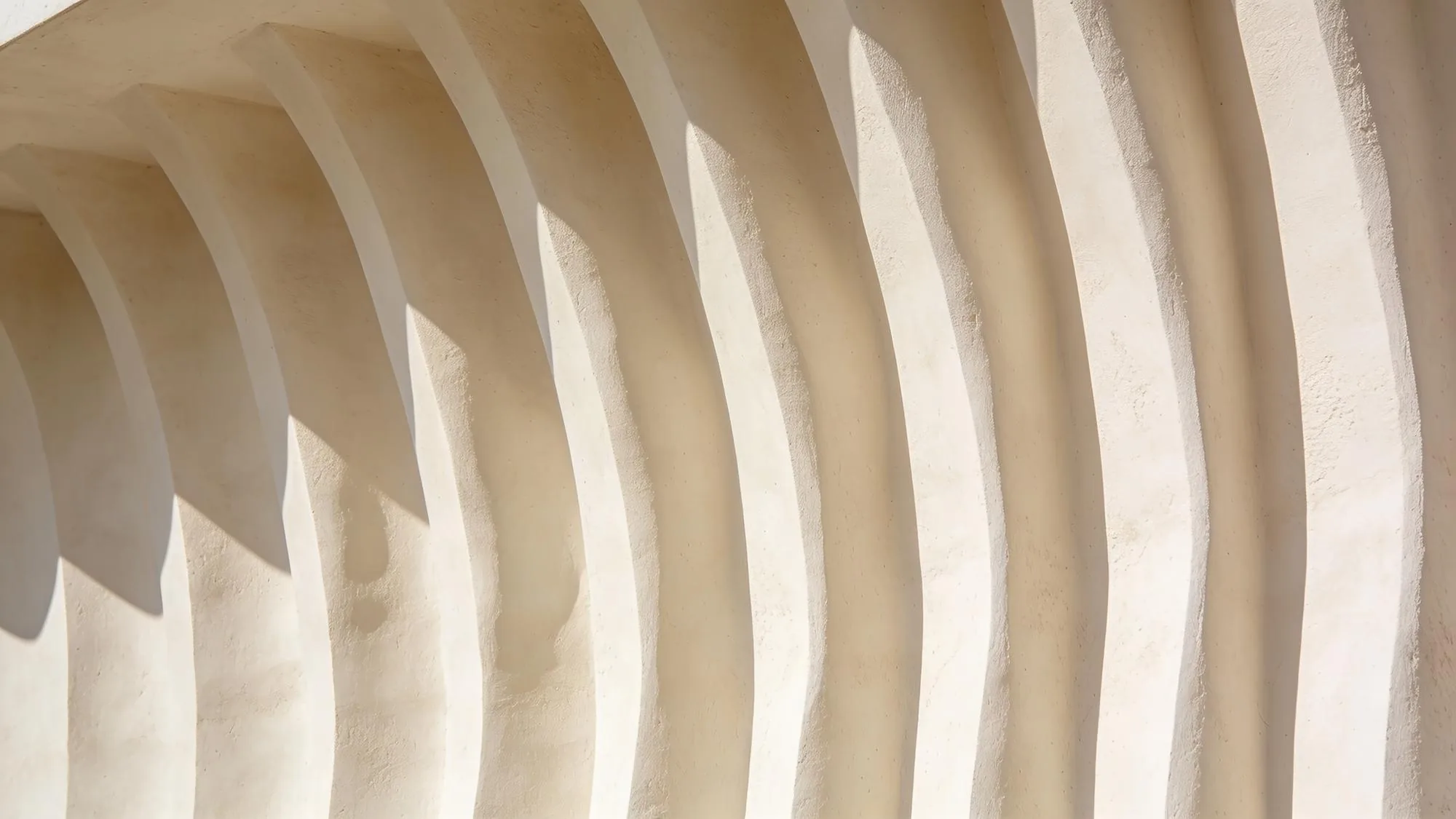 Muro curvo con luz y sombras suaves